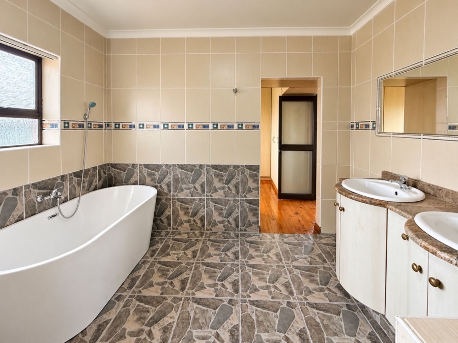 4 Bedroom Property for Sale in Bluewater Bay Eastern Cape
